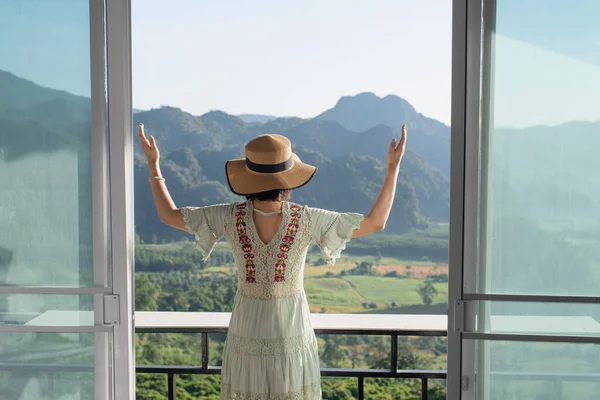 Joven Mujer Asiática Viajero Relajarse Ver Una Hermosa Vista Montaña —  Fotos de Stock