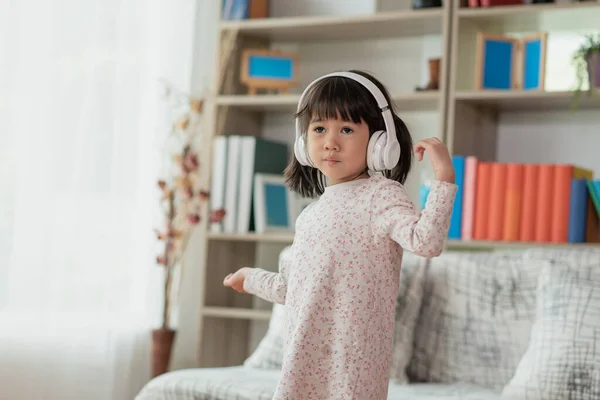 Щаслива Азіатська Дитина Яка Добре Слухає Музику Навушниками Танцює Кімнаті — стокове фото