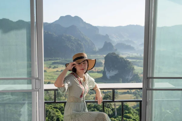 若いアジアの女性旅行者は 午前中に自然の美しい山の景色をリラックスして見て — ストック写真