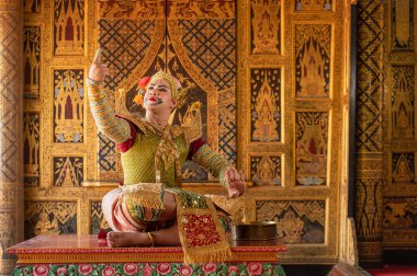 Pantomim (Khon) Tayland 'ın başkenti Ayutthaya' da Wat Phra Khao 'da Tayland tablolarının bir arkaplanı ile geleneksel Tayland klasik maskeli oyun sahneleridir.