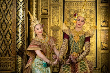 Pantomim (Khon) Tayland 'ın başkenti Ayutthaya' da Wat Phra Khao 'da Tayland tablolarının bir arkaplanı ile geleneksel Tayland klasik maskeli oyun sahneleridir.