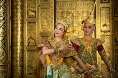 Pantomim (Khon) Tayland 'ın başkenti Ayutthaya' da Wat Phra Khao 'da Tayland tablolarının bir arkaplanı ile geleneksel Tayland klasik maskeli oyun sahneleridir.