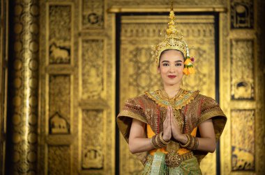 Pantomim (Khon) Tayland 'ın başkenti Ayutthaya' da Wat Phra Khao 'da Tayland tablolarının bir arkaplanı ile geleneksel Tayland klasik maskeli oyun sahneleridir.