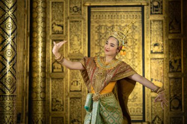 Pantomim (Khon) Tayland 'ın başkenti Ayutthaya' da Wat Phra Khao 'da Tayland tablolarının bir arkaplanı ile geleneksel Tayland klasik maskeli oyun sahneleridir.