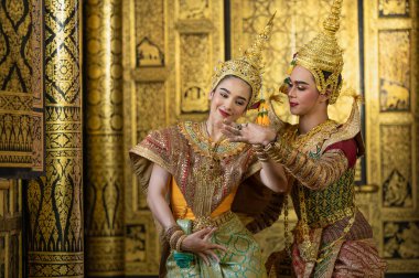 Pantomim (Khon) Tayland 'ın başkenti Ayutthaya' da Wat Phra Khao 'da Tayland tablolarının bir arkaplanı ile geleneksel Tayland klasik maskeli oyun sahneleridir.