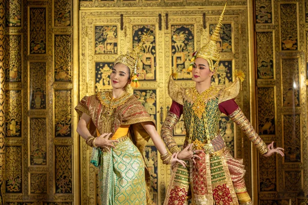 パントメ コーン タイのアユタヤ県ワット カオの公共の場所でタイ絵画を背景にラマキーン ラマヤナ の伝統的なタイの古典的な仮面劇です — ストック写真