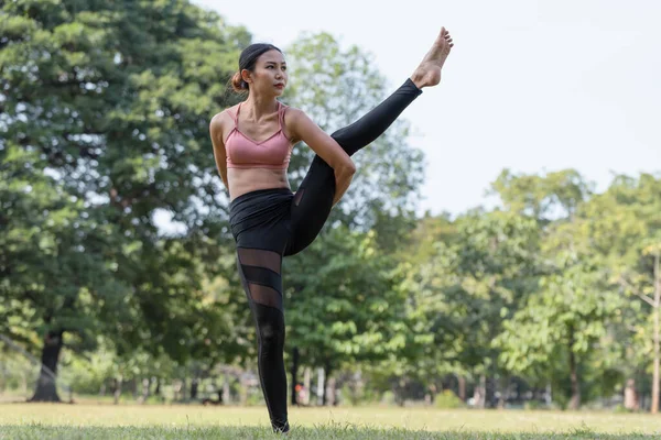 Азиатская Женщина Занимается Йогой Отдыхает Парке Занимается Спортом Ведет Здоровый — стоковое фото