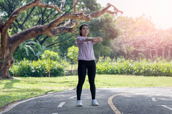 Sportig Ung Asiatisk Kvinna Gör Stretching Uppvärmning Innan Motion Utomhus — Stockfoto