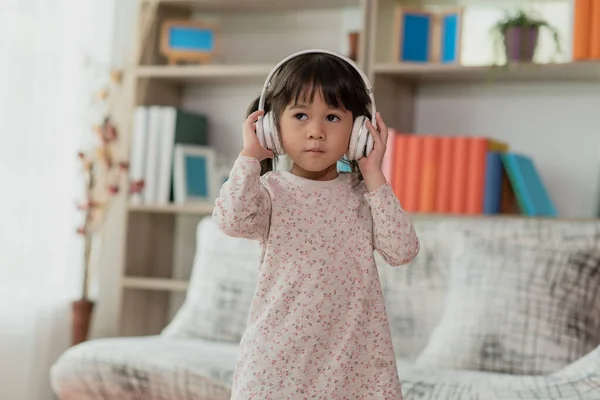 Retrato Criança Asiática Feliz Gosta Ouvir Música Com Fones Ouvido Fotografia De Stock