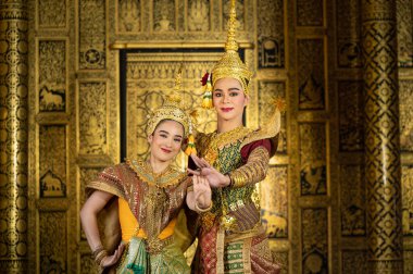 Pantomim (Khon) Tayland 'ın başkenti Ayutthaya' da Wat Phra Khao 'da Tayland tablolarının bir arkaplanı ile geleneksel Tayland klasik maskeli oyun sahneleridir.