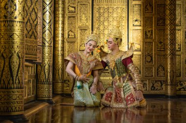 Pantomim (Khon) Tayland 'ın başkenti Ayutthaya' da Wat Phra Khao 'da Tayland tablolarının bir arkaplanı ile geleneksel Tayland klasik maskeli oyun sahneleridir.