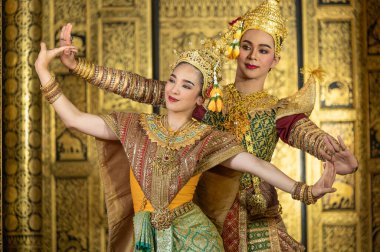 Pantomim (Khon) Tayland 'ın başkenti Ayutthaya' da Wat Phra Khao 'da Tayland tablolarının bir arkaplanı ile geleneksel Tayland klasik maskeli oyun sahneleridir.