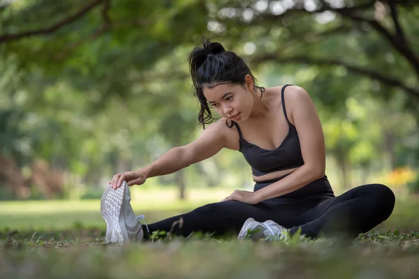 Sportig Ung Asiatisk Kvinna Gör Stretching Uppvärmning Innan Motion Utomhus — Stockfoto