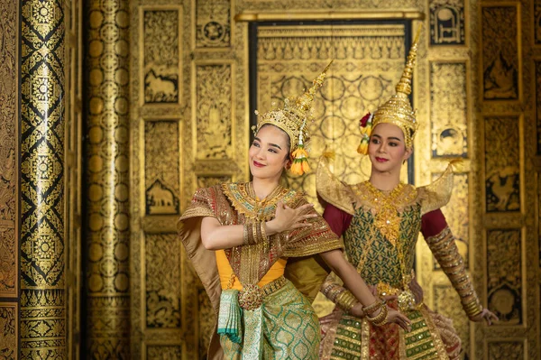 パントメ コーン タイのアユタヤ県ワット カオの公共の場所でタイ絵画を背景にラマキーン ラマヤナ の伝統的なタイの古典的な仮面劇です — ストック写真