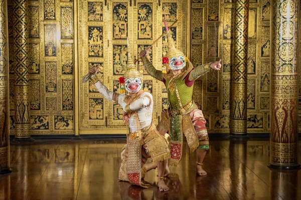 Pantomim (Khon) Tayland 'ın başkenti Ayutthaya' da Wat Phra Khao 'da Tayland tablolarının bir arkaplanı ile geleneksel Tayland klasik maskeli oyun sahneleridir.