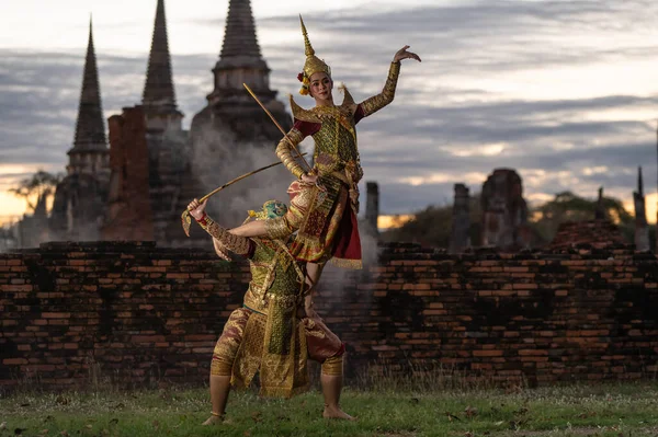 パントメ コーン タイのアユタヤ県ワット シーサンペットにある公共の場所でラマキーン ラマヤナ の伝統的なタイの古典的な仮面劇です — ストック写真