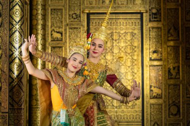Pantomim (Khon) Tayland 'ın başkenti Ayutthaya' da Wat Phra Khao 'da Tayland tablolarının bir arkaplanı ile geleneksel Tayland klasik maskeli oyun sahneleridir.