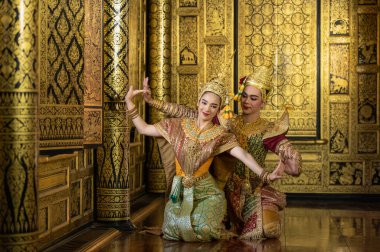 Pantomim (Khon) Tayland 'ın başkenti Ayutthaya' da Wat Phra Khao 'da Tayland tablolarının bir arkaplanı ile geleneksel Tayland klasik maskeli oyun sahneleridir.