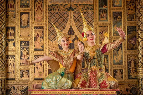 Pantomim (Khon) Tayland 'ın başkenti Ayutthaya' da Wat Phra Khao 'da Tayland tablolarının bir arkaplanı ile geleneksel Tayland klasik maskeli oyun sahneleridir.