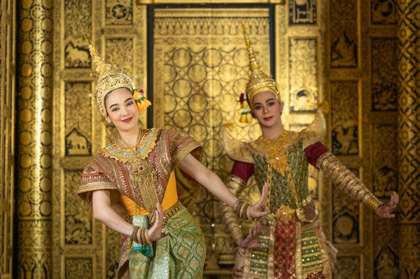 Pantomim (Khon) Tayland 'ın başkenti Ayutthaya' da Wat Phra Khao 'da Tayland tablolarının bir arkaplanı ile geleneksel Tayland klasik maskeli oyun sahneleridir.