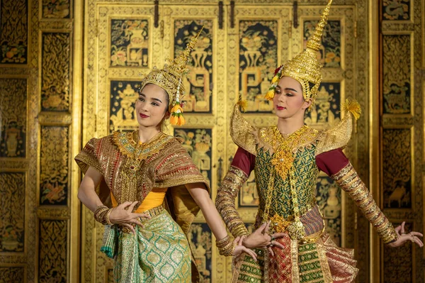Pantomim (Khon) Tayland 'ın başkenti Ayutthaya' da Wat Phra Khao 'da Tayland tablolarının bir arkaplanı ile geleneksel Tayland klasik maskeli oyun sahneleridir.
