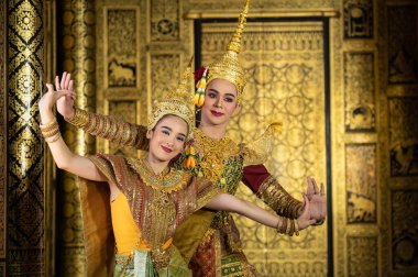 Pantomim (Khon) Tayland 'ın başkenti Ayutthaya' da Wat Phra Khao 'da Tayland tablolarının bir arkaplanı ile geleneksel Tayland klasik maskeli oyun sahneleridir.
