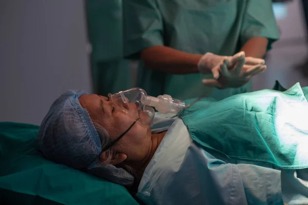 Lekarz Wykonujący Resuscytację Pacjenta Masce Tlenowej Spoczywającego Łóżku Szpitalu Reanimacja — Zdjęcie stockowe