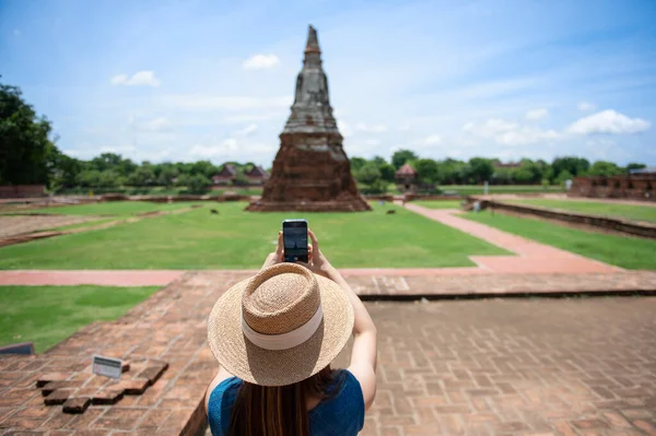 若いアジアの女性の観光客は カメラで写真を撮って ワット チャイワタナラム 古代仏教寺院 タイのアユタヤ歴史公園の有名で主要な観光名所宗教で旅行する — ストック写真