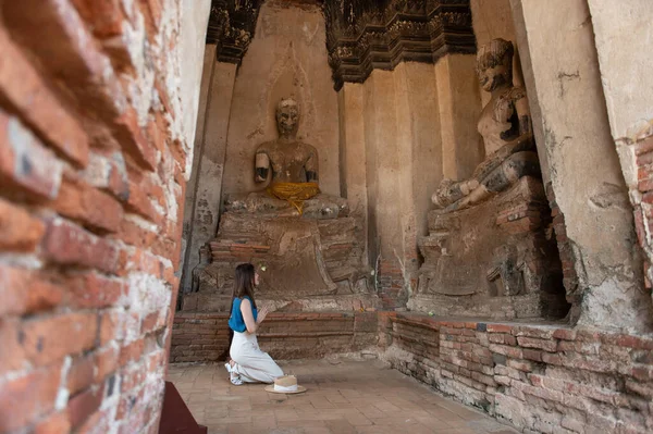 Mladé Asijské Ženy Turistické Cestování Wat Chaiwatthanaram Starobylý Buddhistický Chrám — Stock fotografie