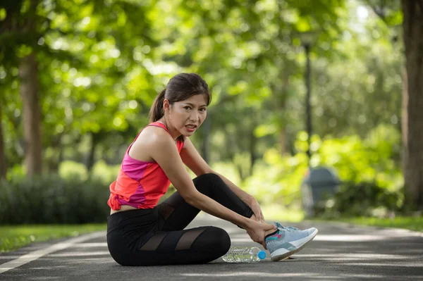 Asian Female Runner Suffering Sports Injury Running Park — Stockfoto