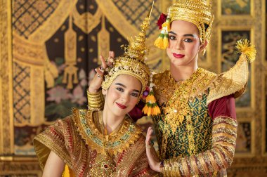 Pantomim (Khon) Tayland 'ın başkenti Ayutthaya' da Wat Phra Khao 'da Tayland tablolarının bir arkaplanı ile geleneksel Tayland klasik maskeli oyun sahneleridir.