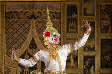 Pantomim (Khon) Hanuman, Tayland 'ın Wat Phra Khao, Ayutthaya, Tayland' da halka açık bir yerde Tayland 'da, Ramayana' dan gizlenmiş geleneksel bir klasik maymun dans dramıdır.