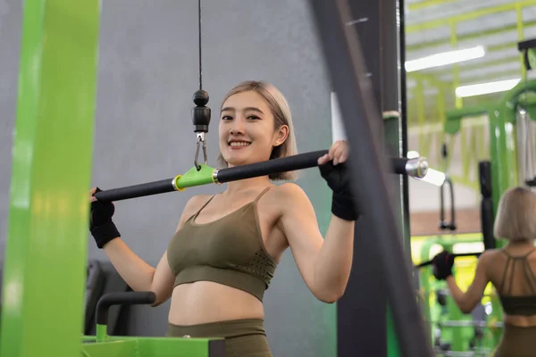 Strong Young Asian Woman Exercising Pulldown Machine Strength Training Fitness — Stock Photo, Image