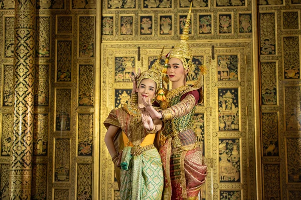 Pantomim (Khon) Tayland 'ın başkenti Ayutthaya' da Wat Phra Khao 'da Tayland tablolarının bir arkaplanı ile geleneksel Tayland klasik maskeli oyun sahneleridir.