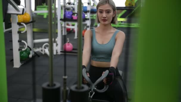 Forte Jovem Mulher Asiática Exercitando Com Máquina Pulldown Durante Treinamento — Vídeo de Stock