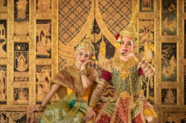Pantomim (Khon) Tayland 'ın başkenti Ayutthaya' da Wat Phra Khao 'da Tayland tablolarının bir arkaplanı ile geleneksel Tayland klasik maskeli oyun sahneleridir.