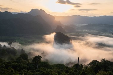 Phayao Eyaleti, Tayland 'daki Phu Langka Ulusal Parkı' nın güzel dağ manzarası
