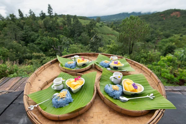 Mango Sweet Sticky Rice Tray Banana Leaf Thai Style Tropical — Stock Photo, Image