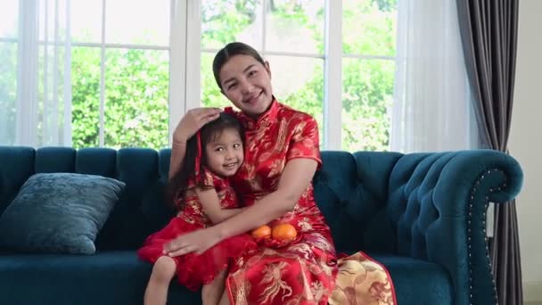 Mother Her Asian Child Wearing Traditional Cheongsam Qipao Dress Playing — Vídeos de Stock