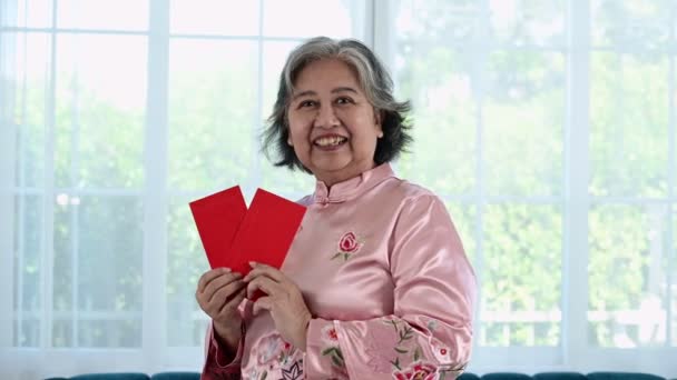 Asian Woman Holding Red Pocket Envelope Happy Chinese New Year — Vídeos de Stock