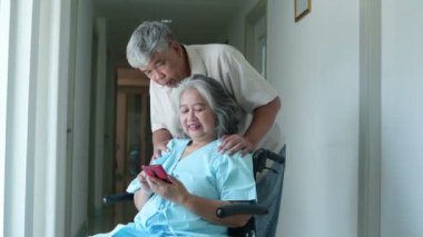 Kıdemli Asyalı adam, karısını hastanede ziyaret ediyor. Destek ve bakım, sağlık ve sağlık hizmetleri.