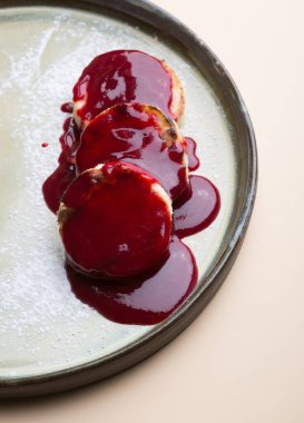 Kırmızı ahududu reçelli taze kaşarlı krep.