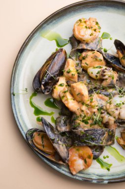 Karides, midye, mürekkep balığı ve ahtapotlu siyah deniz ürünleri makarnası.