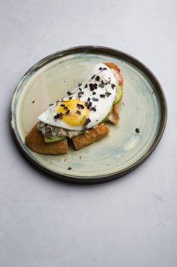 Kızarmış yumurtalı ve sebzeli tost.