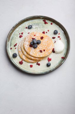 Yaban mersini ve ahududu ile servis edilen taze krepler.