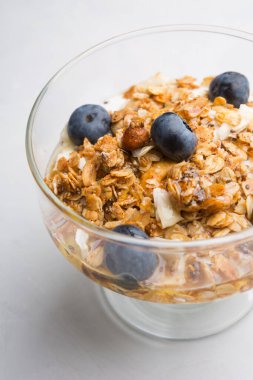 Bir kase yulaf ezmesi, yaban mersini ve fındık.