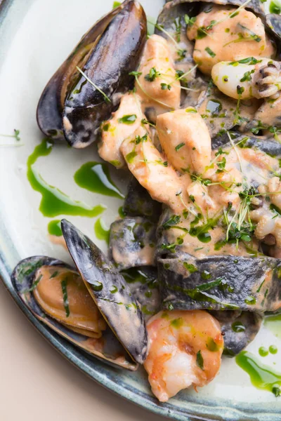 Karides, midye, mürekkep balığı ve ahtapotlu siyah deniz ürünleri makarnası.