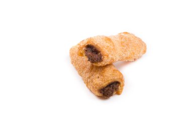 Beyaz arka planda servis edilen taze pişmiş kurabiyeler.