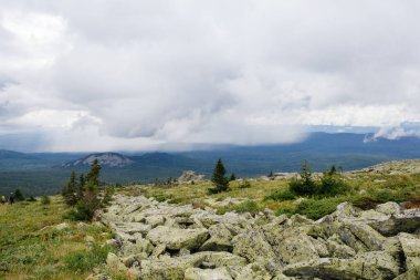 Rusya 'daki Güney Urallar' daki dağ ormanı vadisinin üzerindeki yağmur bulutlarına bakın.