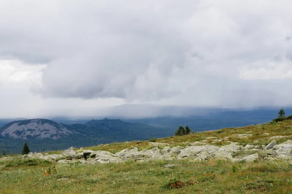 Vista Sobre Las Nubes Lluvia Sobre Valle Del Bosque Montañoso —  Fotos de Stock